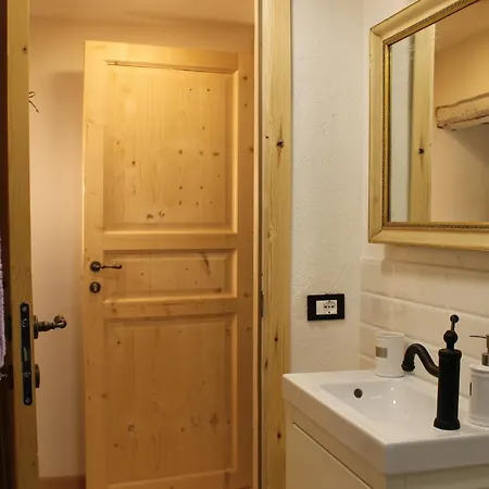 La Casetta Delle Ragazze Ribelli بيت ضيافة Trarego